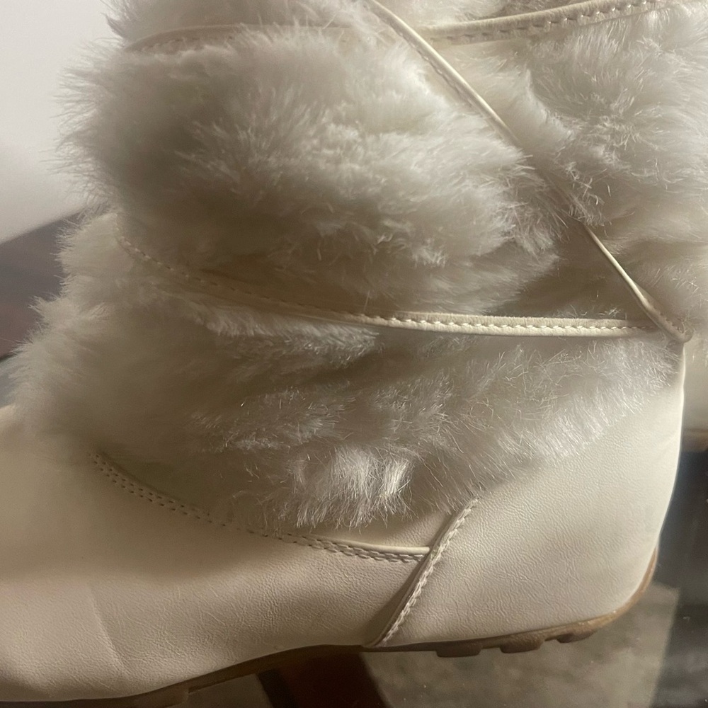 Women's White Faux-Fur Pom-Pom Winter Boots - Picture 6 of 11